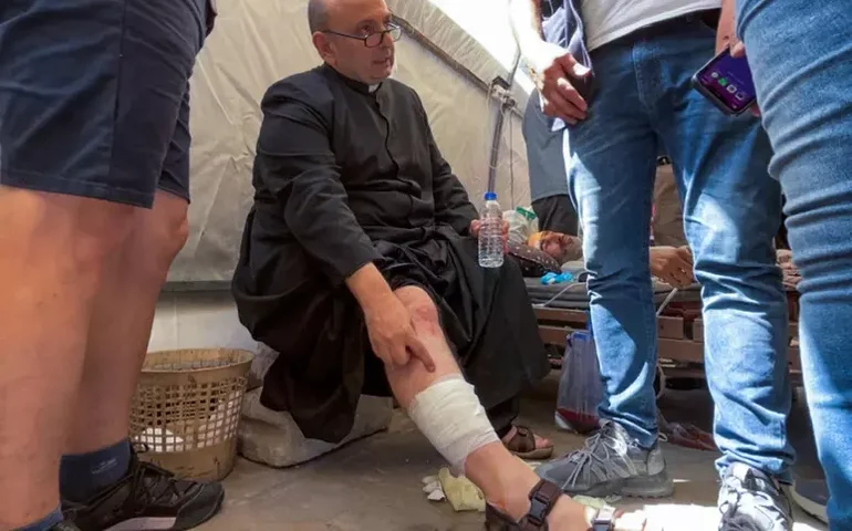 Israel ataca única igreja católica de Gaza, mata 3 e fere padre