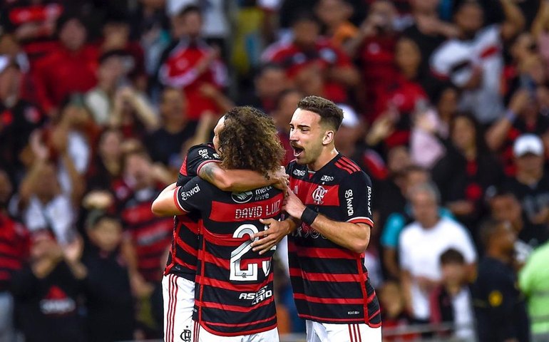 Flamengo derrota Cruzeiro para se isolar na ponta do Brasileiro