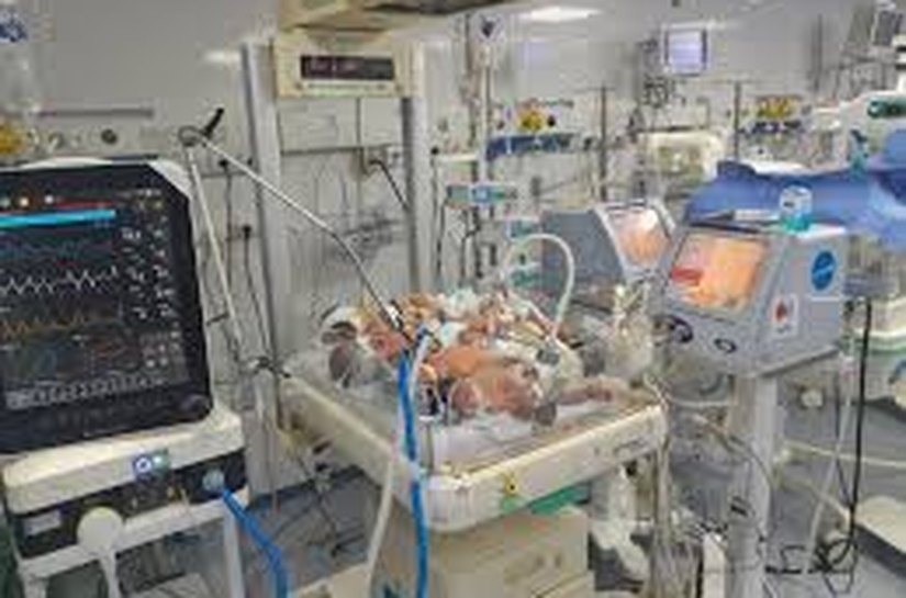 Colapso na saúde em Gaza: Médicos palestinos precisam colocar vários recém-nascidos em uma única incubadora