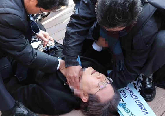 Líder de oposição da Coreia do Sul é esfaqueado no pescoço