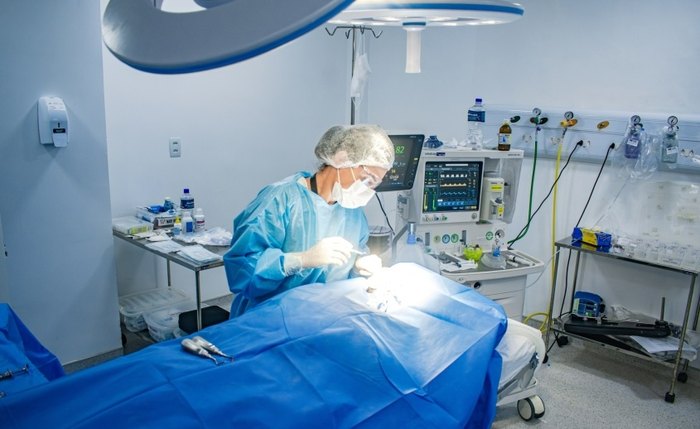 Equipe de odontologia hospitalar do Hospital da Cidade durante atendimento a paciente no Centro Cirúrgico