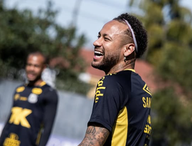 Neymar reage à polêmica de gol anulado em Santos x Atlético: 'Isso sim é um árbitro que sabe levar o jogo'