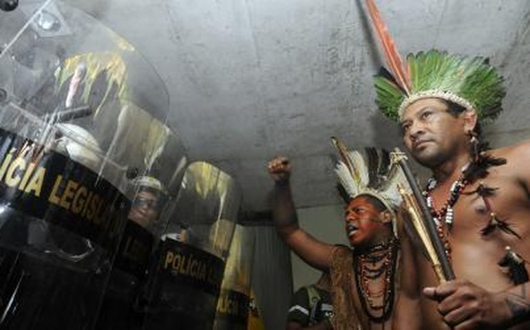 Justiça libera três índios presos e destaca direito à manifestação
