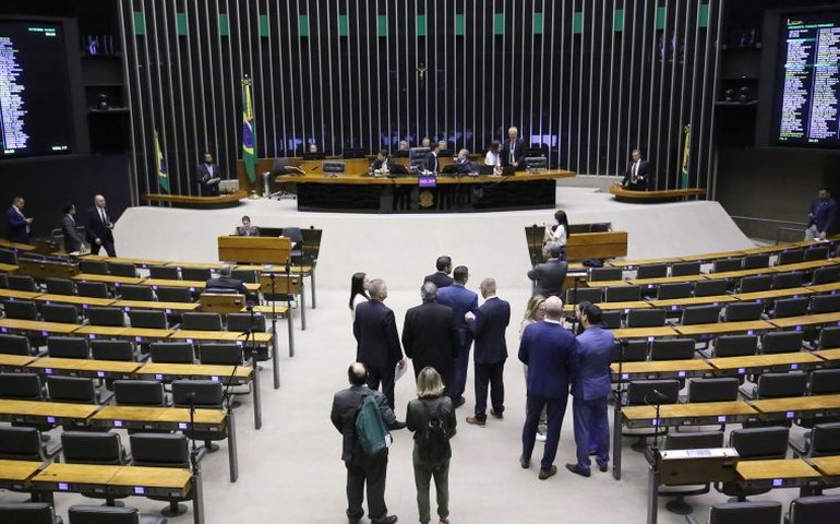 Câmara realiza sessão para analisar projetos de lei sobre educação; acompanhe