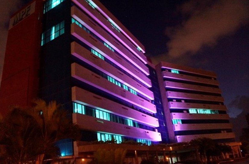 MPF em Alagoas ilumina sua fachada em apoio à campanha Outubro Rosa