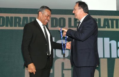 Vereador Siderlane Mendonça é agraciado pela UVB com Medalha Top Legislativo