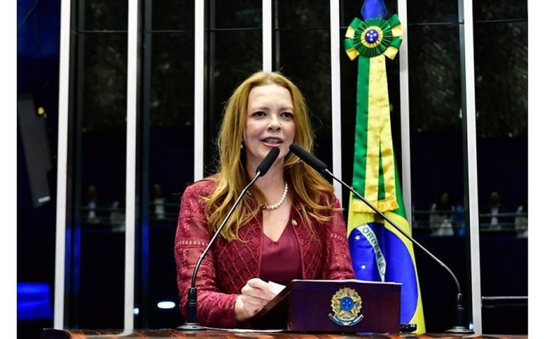 Janaína Farias toma posse no Senado; Augusta Brito se licencia