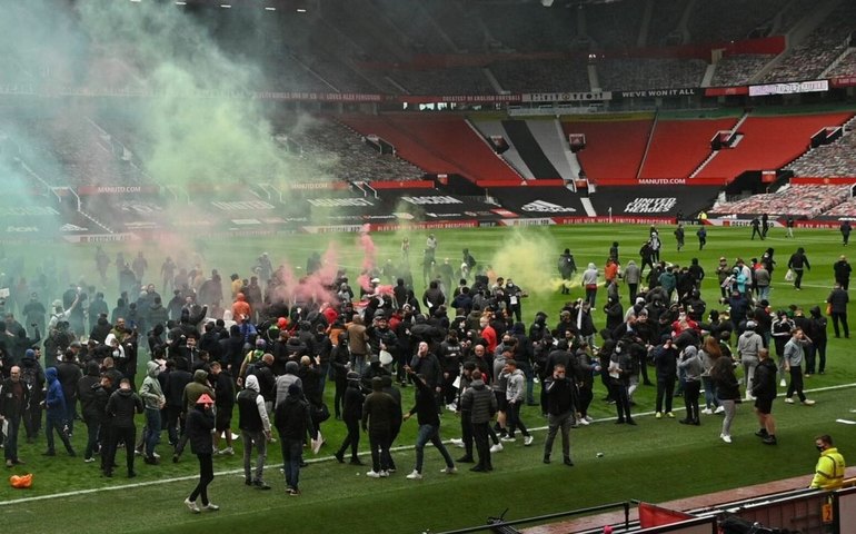 Premier League vai banir torcedor invasor de campo ou com sinalizador
