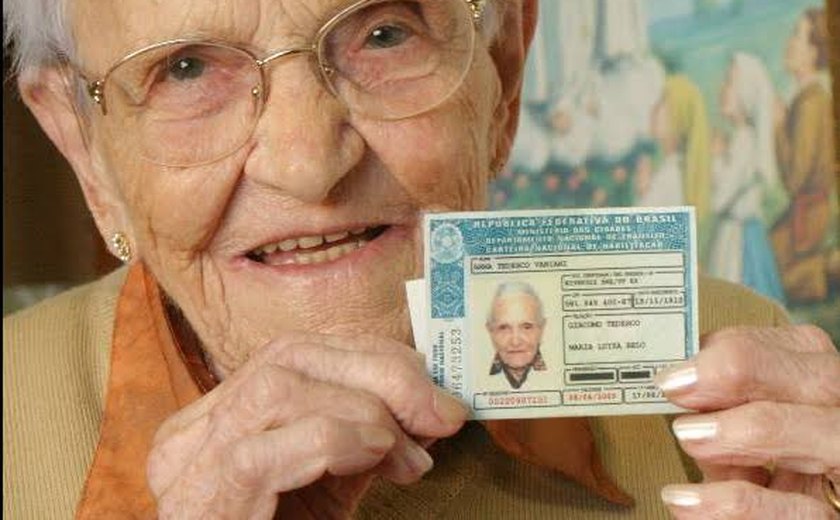 Aprovado projeto que isenta idosos das taxas para emissão da 2ª via da CNH