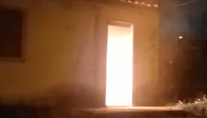 Mulher surta e ateia fogo dentro de casa na Grande Aracaju; VÍDEO