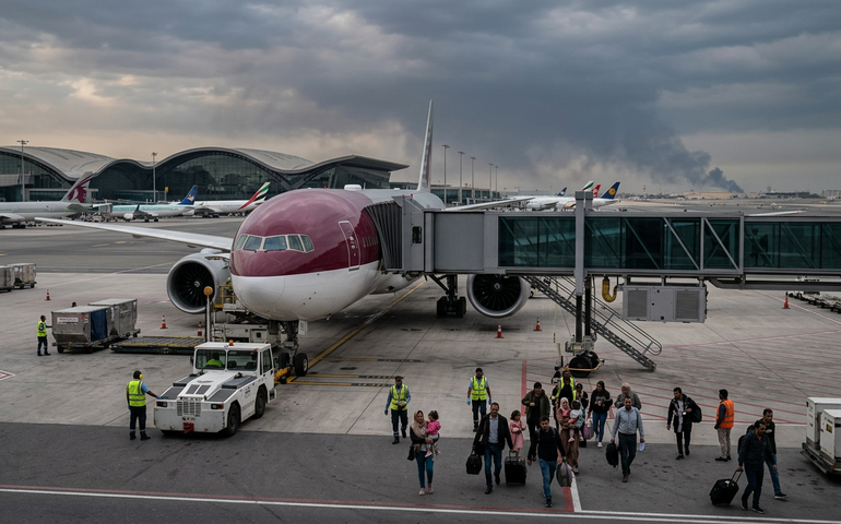 Qatar Airways e Emirates retomam voos de repatriação em meio a conflito