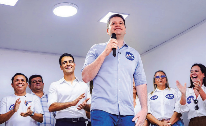Observado por JHC, Davi Davino confirma pré-candidatura ao Senado e anuncia apoio ao ex-prefeito