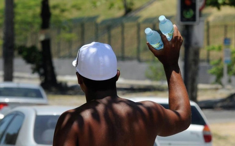 Relatório da OMS revela que bebidas açucaradas têm menos impostos que água engarrafada no Brasil