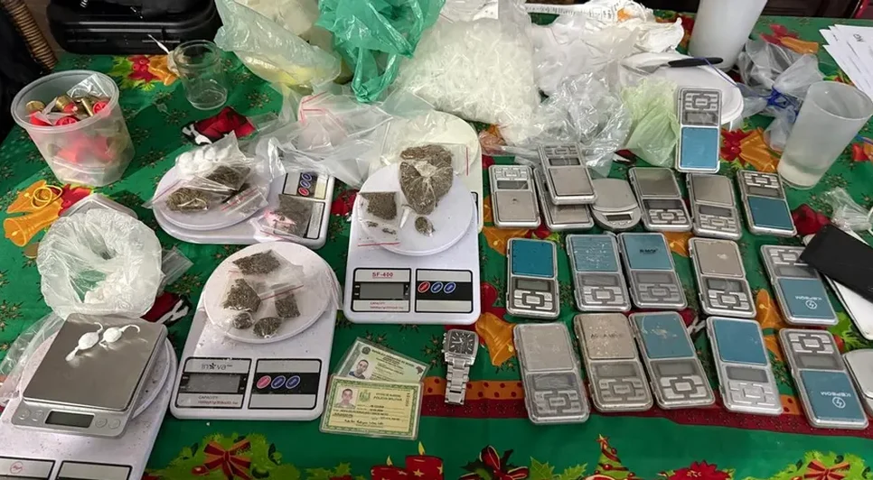 Na casa do suspeito, foram apreendidos maconha, crack, cocaína, uma balança de precisão e cerca de R$ 7,7 mil em espécie. / Foto: Reprodução 
