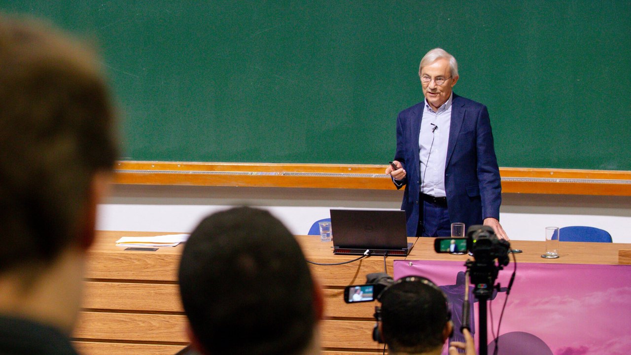 Nobel da economia afirma que impacto da IA no emprego é superestimado