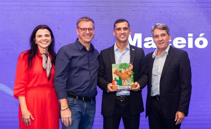 Da esquerda para a direita: Juliana Almeida e Keylle Lima, diretores do Sebrae; o secretário Sergio Cavalcante; e o superintendente do Sebrae, Domício Arruda.