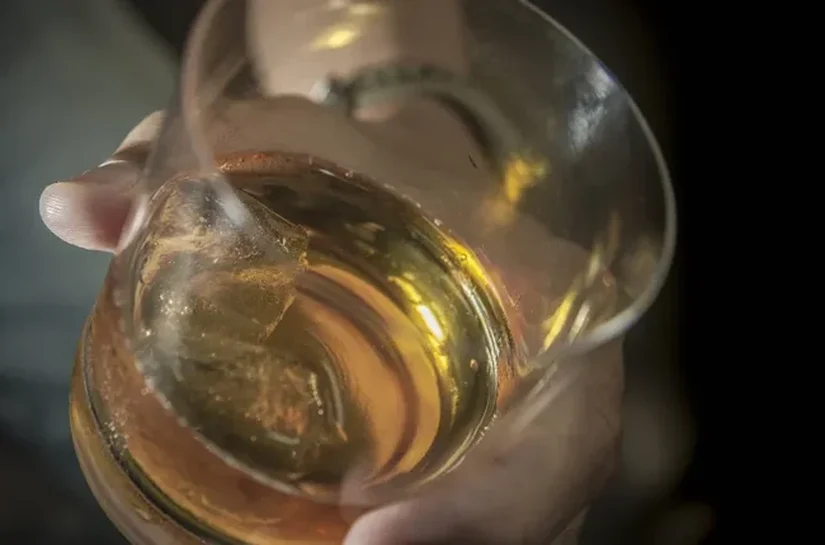 Vigilância apreende cachaça suspeita de intoxicação por metanol em Maceió