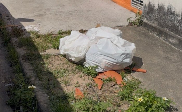 Corpo do bebê estava dentro desta sacola, jogada entre outras com lixo
