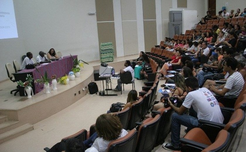 Palestra destaca importância da escola no combate ao preconceito