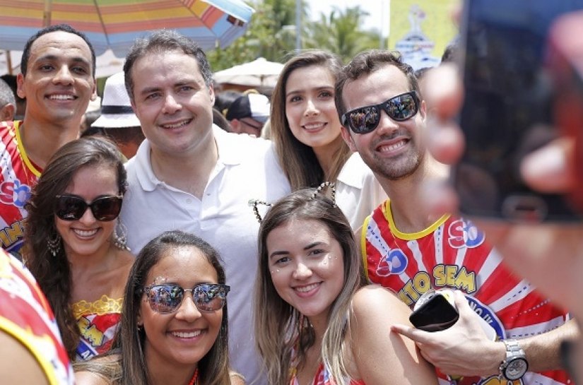 Governador marca presença nas prévias carnavalescas de Maceió