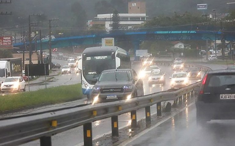 São Paulo tem maior congestionamento do ano em meio a chuva e greve de ônibus