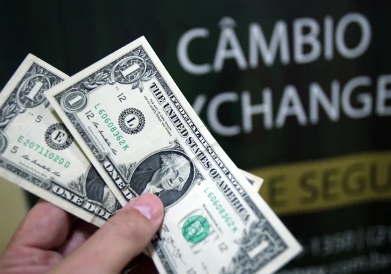 Câmbio médio é a melhor escolha na compra do dólar, diz especialista