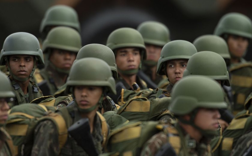 Senadores aprovam MP que aumenta vencimento de militares