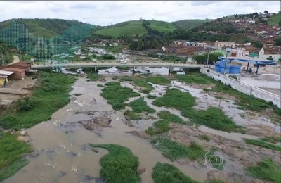 Doação de latas de aço nas águas de março: alimentos enlatados ajudam famílias afetadas pelas enchentes