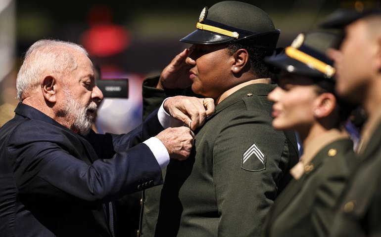 Atletas olímpicos recebem Medalha Exército Brasileiro