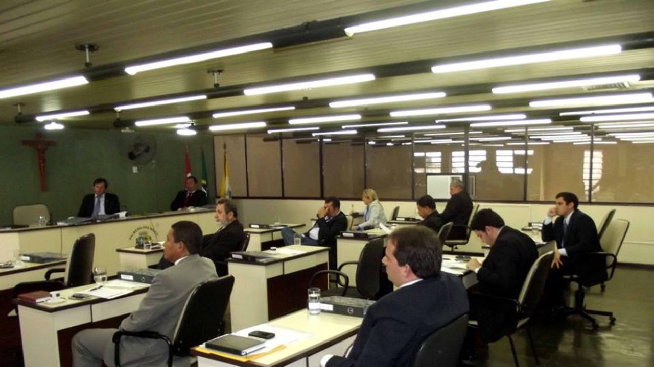 Prefeito de Palmeira tenta mudar Lei Orgânica para dar legalidade a “trem da Alegria”