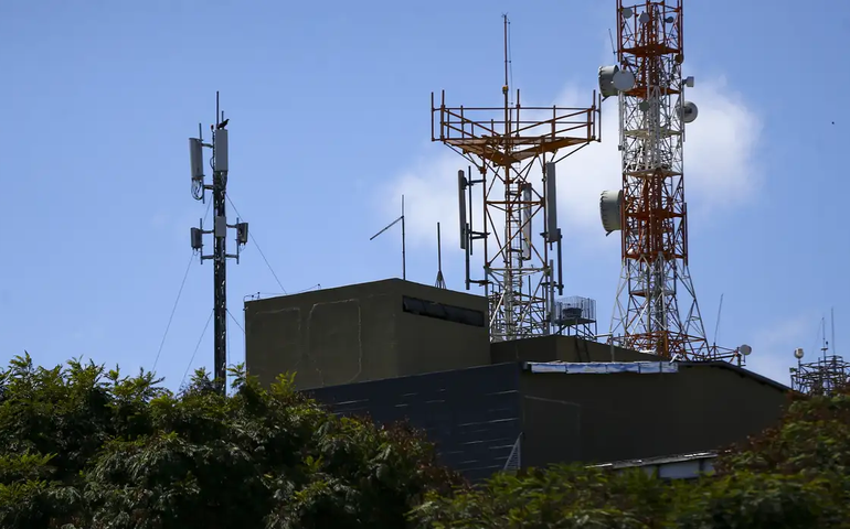 Reino Unido: fusão da Vodafone com a Three obtém aprovação condicional de órgão antitruste