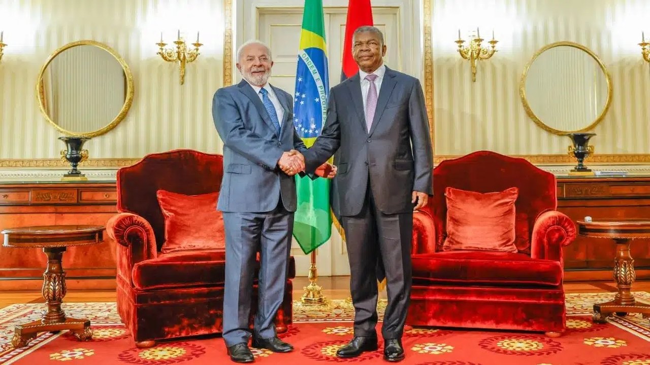 Presidente Lula recebe condecoração em Luanda