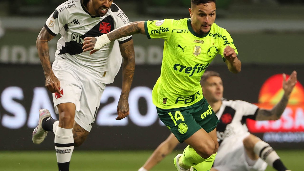 Palmeiras supera chuva e frio e derrota o Vasco com golaço de falta de Raphael Veiga