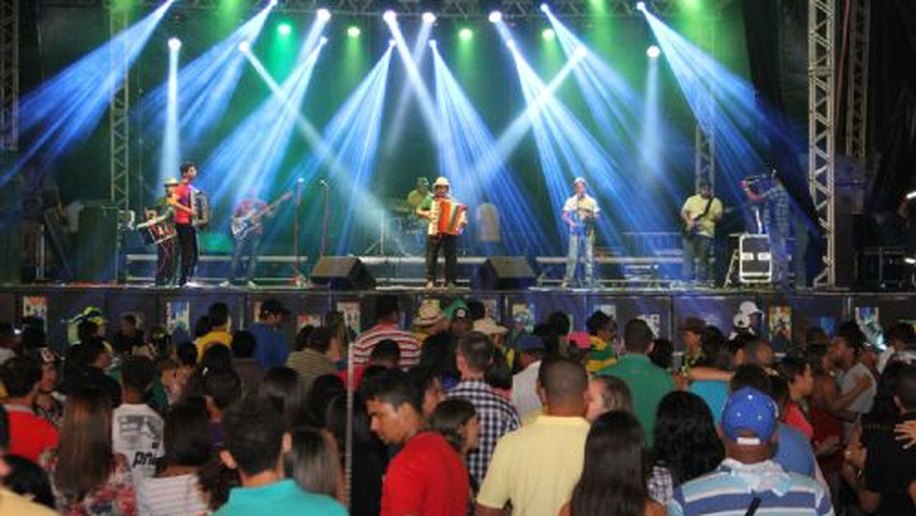 Vitória da seleção é comemorada com forró na Festa de São João