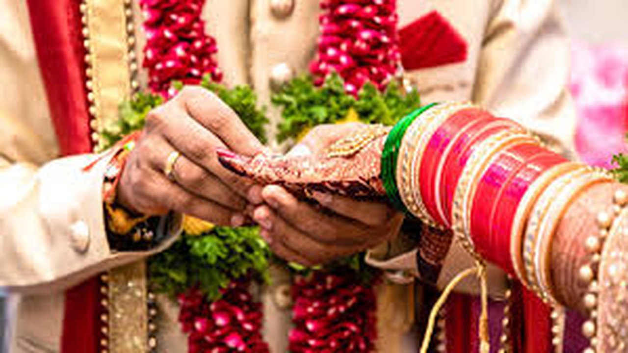 Magnata indiano organiza casamento comunitário e presenteia noivos com joias, quase R$ 7 mil e mantimentos 'para um ano' 