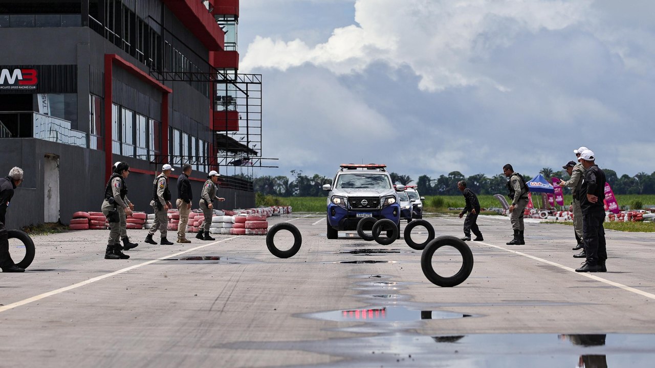 Agentes civis e militares da Operação Lei Seca participam de curso de direção defensiva