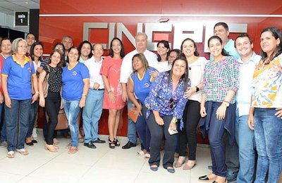 Prefeitura de Cajueiro leva centenas de crianças e adolescentes ao Cinema