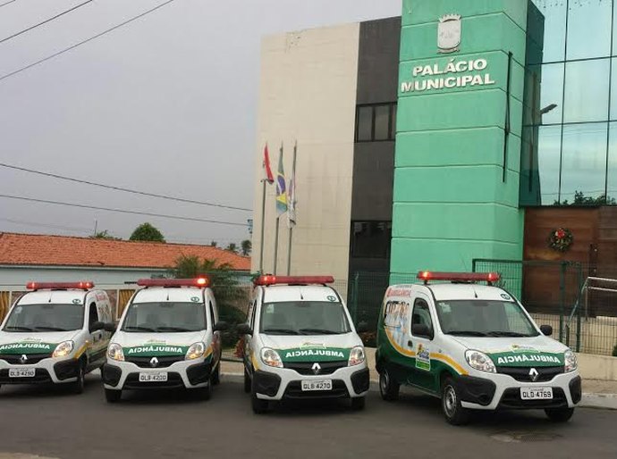 Veridiano Almir entrega novas ambulâncias para Feira Grande