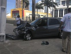 Parte frontal do veículo ficou completamente destruído
