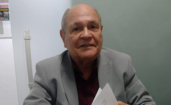 O advogado Juarez Miguel durante entrevista ao EXTRA