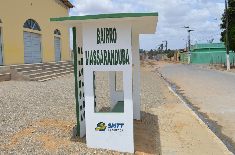 Prefeitura instala 25 abrigos de ônibus em bairros e povoados de Arapiraca