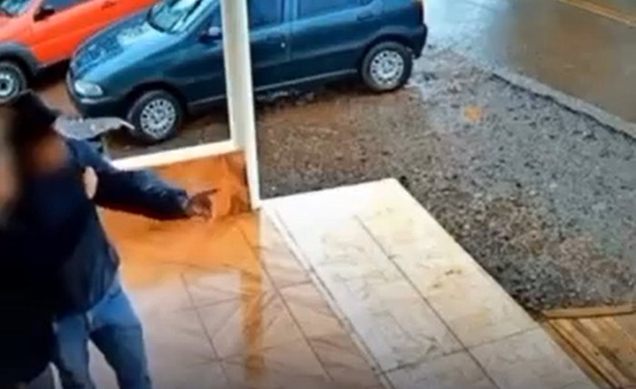 O homem chegou a ser socorrido, mas não resistiu aos ferimentos da bala e morreu no hospital.