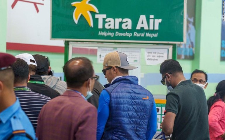 Equipes de resgate buscam avião desaparecido com 22 pessoas no Nepal