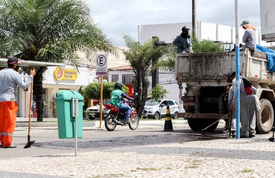 Operação Tapa-Buraco avança e chega ao centro de Delmiro Gouveia