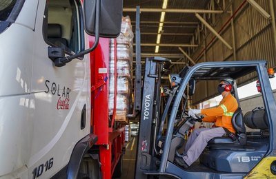 Em Maceió, campanha "Por Todas as Mesas" da Solar Coca-Cola doa mais de 11 mil litros de água e sucos para instituições