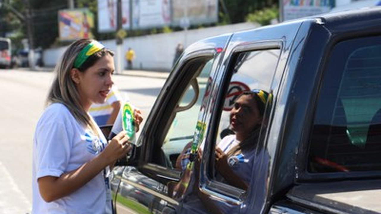 ‘Acolha seu filho’ vai à praça para conversar com a população