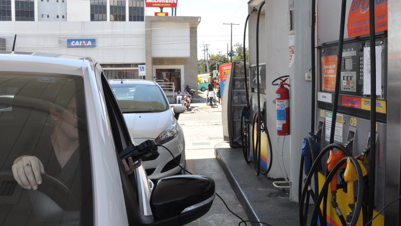 Etanol é mais competitivo que a gasolina em 8 estados e no DF, aponta ANP
