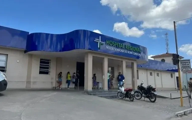 Homem em suposto surto agride funcionário no Hospital Regional, em Arapiraca