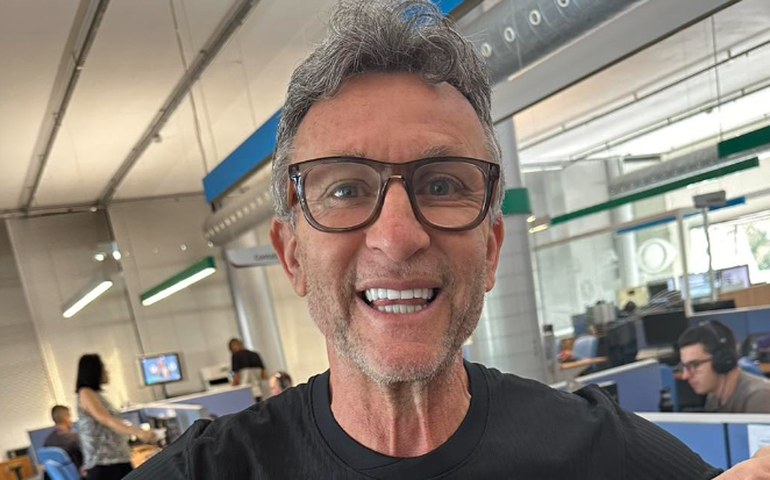 Neto rebate atacante corintiano Depay após provocação em música: 'Otário, idiota, babaca'