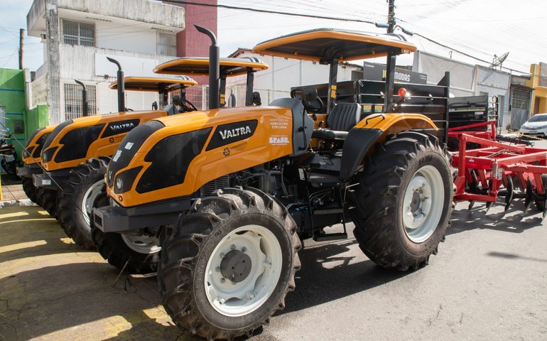 Conagreste entrega tratores e implementos agrícolas ao município de Limoeiro de Anadia